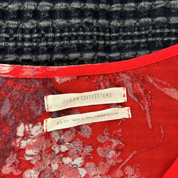 Floral Crop Top - Picture 2 of 3